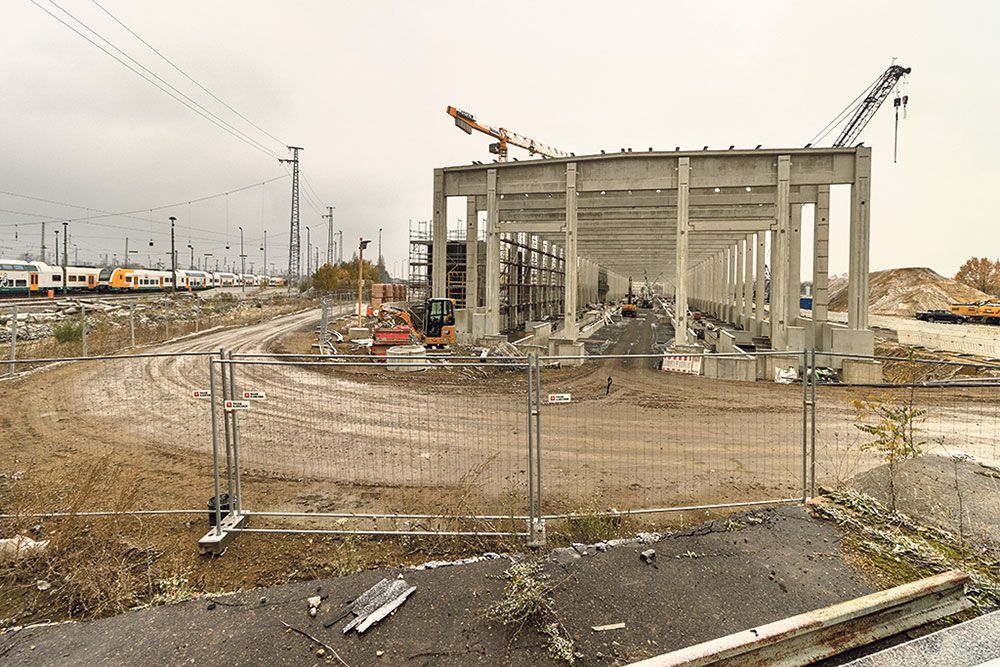 Schon ab 2024 wird im 435 m langen Hallenneubau an der Wilhelm-Külz- Straße die Instandhaltung von ICE-4-Züge beginnen. 2026 geht eine zweite Halle in Betrieb. Foto: SPREE-PR/Petsch